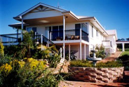Lovering's Beach Houses - The Whitehouse Emu Bay - Hervey Bay Accommodation